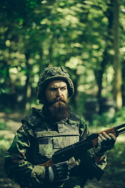 Soldado barbudo en el bosque — Foto de Stock