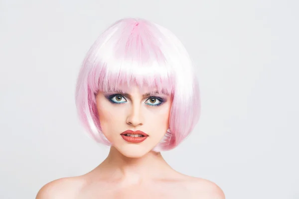 Молодая красивая девушка в розовом парике — стоковое фото