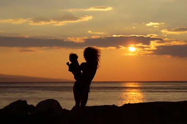 Mãe e filho na praia — Fotografia de Stock