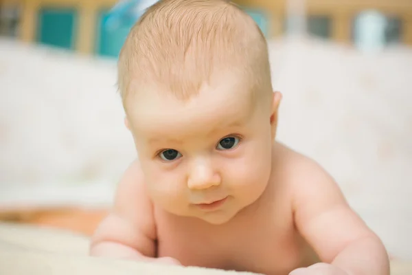 横になっている男の子の赤ちゃんの肖像画 — ストック写真