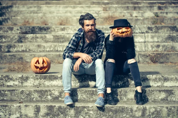 Couple halloween avec citrouille — Photo