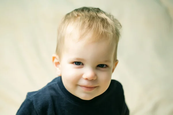 Kleine lachende jongenskind — Stockfoto