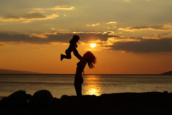 Mãe e filho na praia — Fotografia de Stock