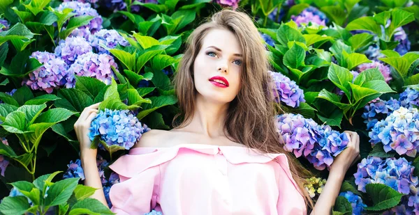 Bonita chica en hortensias flores —  Fotos de Stock