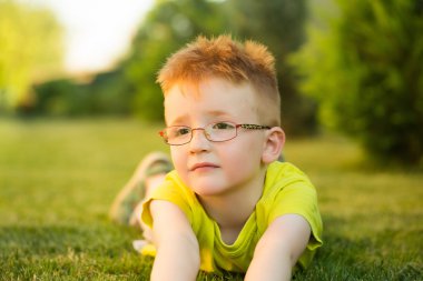 çimenlerin üzerinde bardaklarda Kızıl saçlı erkek bebek