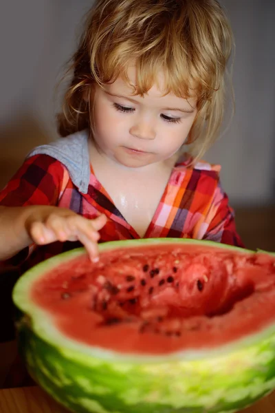 Menino pequeno comendo melancia vermelha — Fotografia de Stock