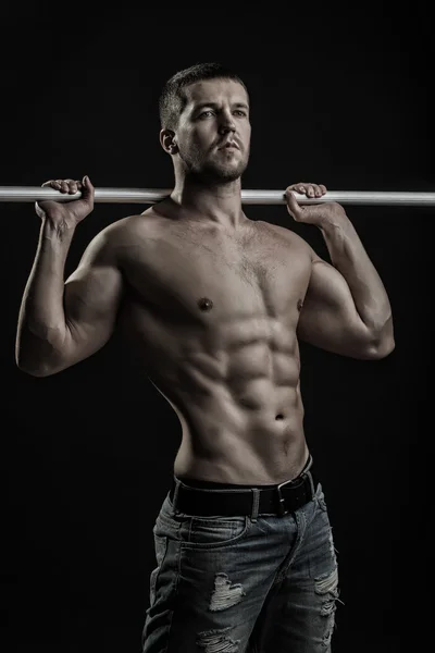 Hombre muscular con travesaño —  Fotos de Stock