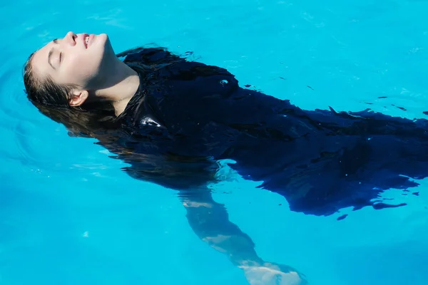 수영장에서 섹시 한 여자 — 스톡 사진
