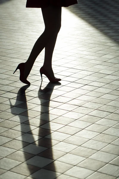 Женские ноги в стильных туфлях — стоковое фото
