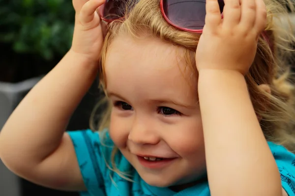 Niño divertido con gafas de sol — Foto de Stock