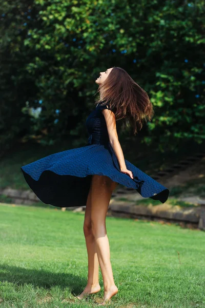 漂亮的年轻姑娘，在草坪上的海军蓝连衣裙 — 图库照片