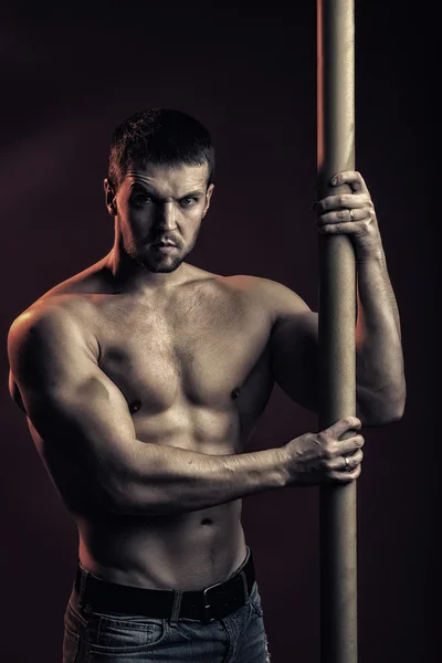 Muskulöser Mann mit Querlatte — Stockfoto