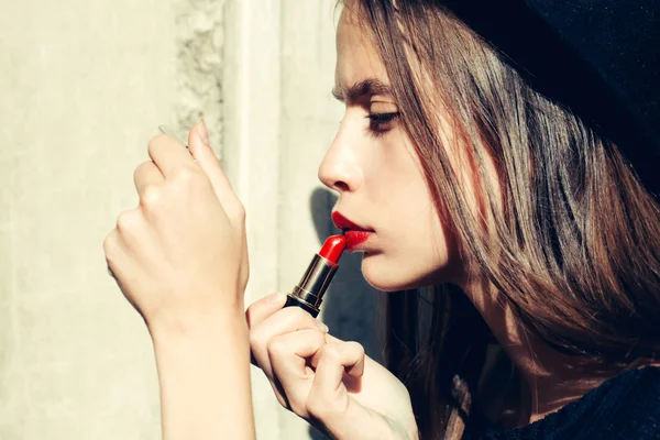 Mujer de moda con lápiz labial rojo — Foto de Stock