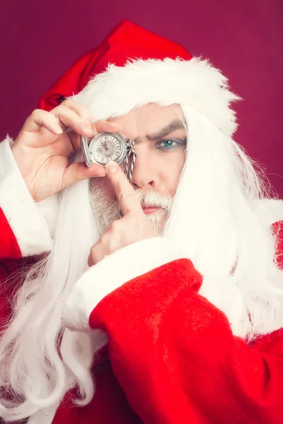 Sério homem de Natal com relógio na cadeia — Fotografia de Stock