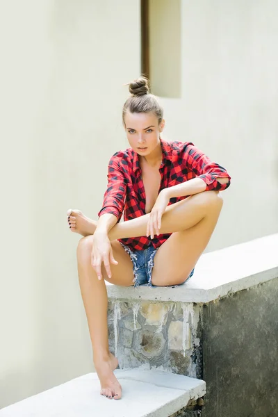 Sexy meisje op stenen omheining — Stockfoto