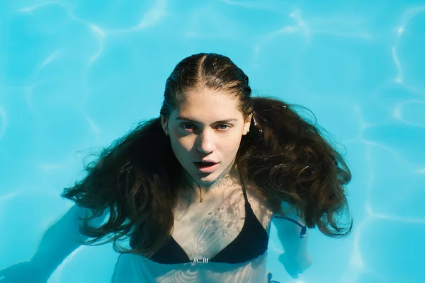 Sexig kvinna i poolen — Stockfoto