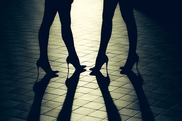 Jambes féminines dans les chaussures — Photo