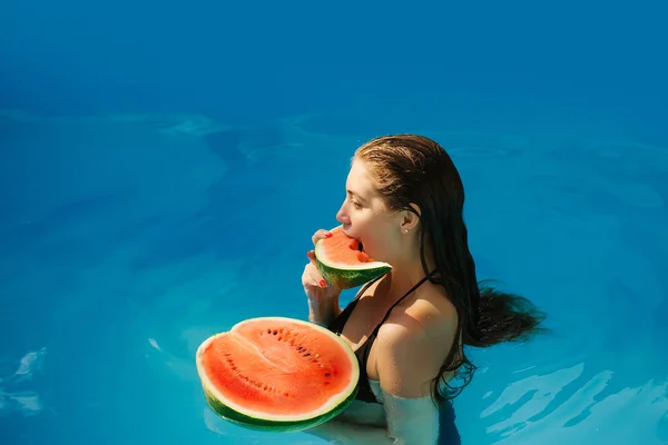 Mujer con sandía en piscina — Foto de Stock