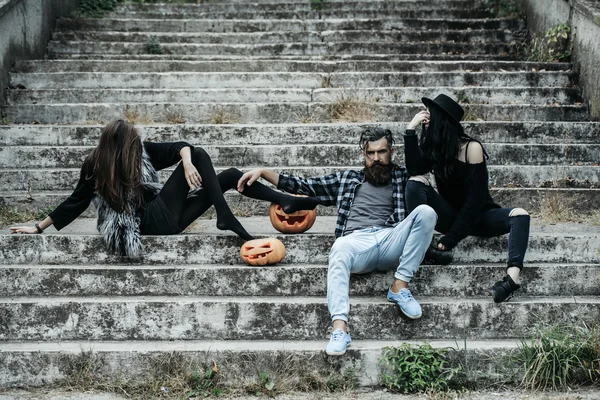 Halloween uomo e ragazze con zucca — Foto Stock