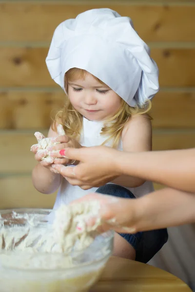 Bambino felice cuoco impastare pasta — Foto Stock