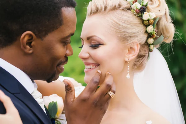 Gelukkig newlyweds knuffelen buitenshuis — Stockfoto