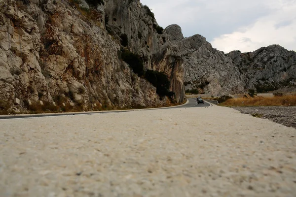 Извилистая дорога с опасными поворотами — стоковое фото