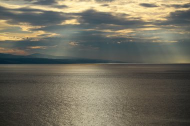 Deniz üzerinde muhteşem gökyüzü