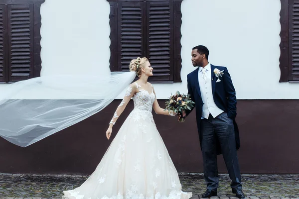 Noiva e noivo segurar buquê — Fotografia de Stock