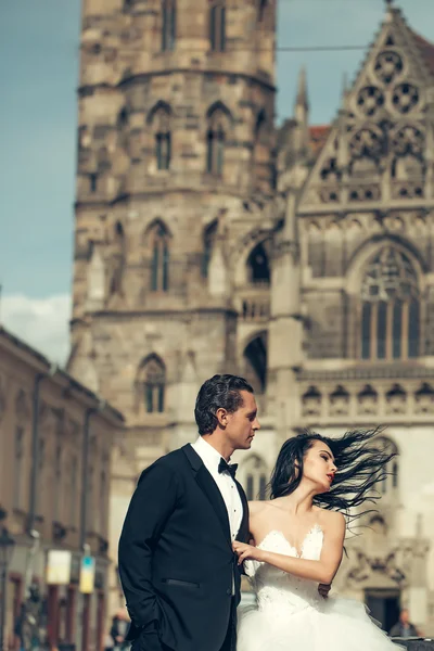 Wedding sexy couple near caste on palace outdoor — Stock Photo, Image