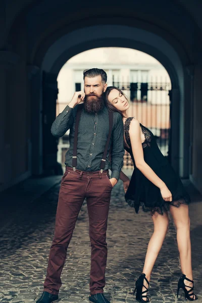 Jovem casal elegante — Fotografia de Stock