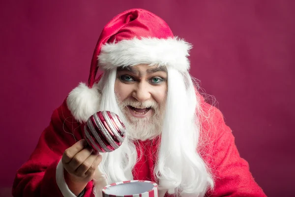 Lächelnder Weihnachtsmann mit dekorativer Kugel — Stockfoto