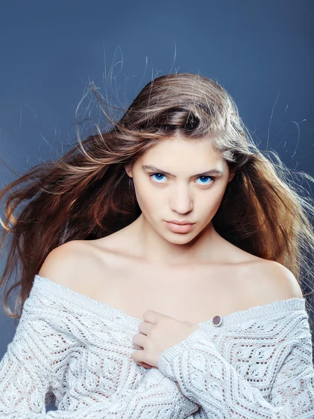 Sexy jovem menina no branco suéter — Fotografia de Stock