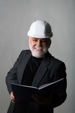 Baret gülümsüyor adam