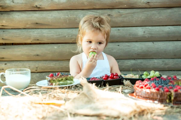 Liten pojke äter grönt äpple — Stockfoto