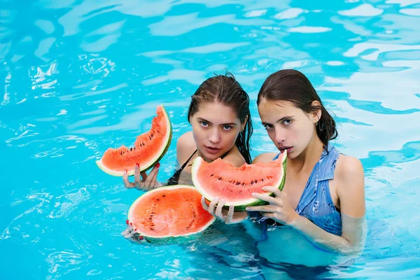 Mujeres con sandía en la piscina — Foto de Stock