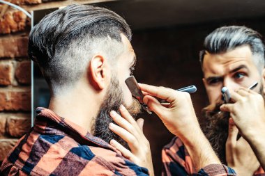 Aynanın yanında jileti olan adam.