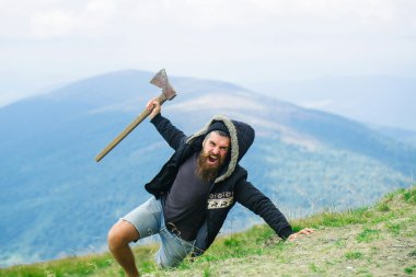 Acımasız adam oduncu balta ile