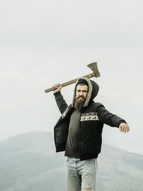 Güçlü adam oduncu balta ile