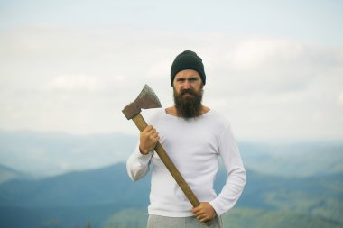 Güçlü adam oduncu balta ile