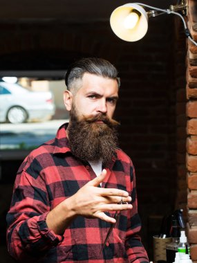 Makasla sakallı adam