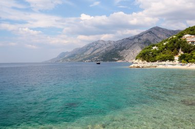 Güzel deniz manzarası ve dağlar