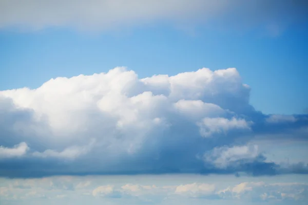 Cielo azul con nubes blancas — Foto de Stock