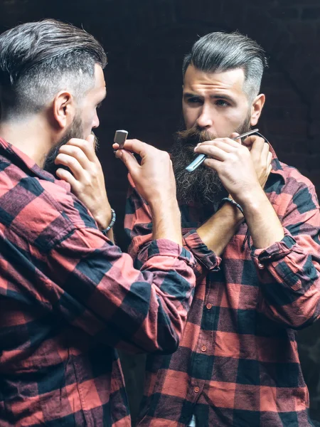 Hombre con navaja de afeitar de moda — Foto de Stock