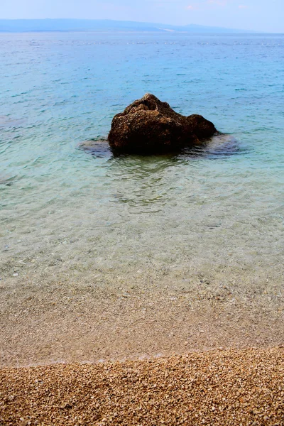 Big stone in sea shallow — Stock fotografie