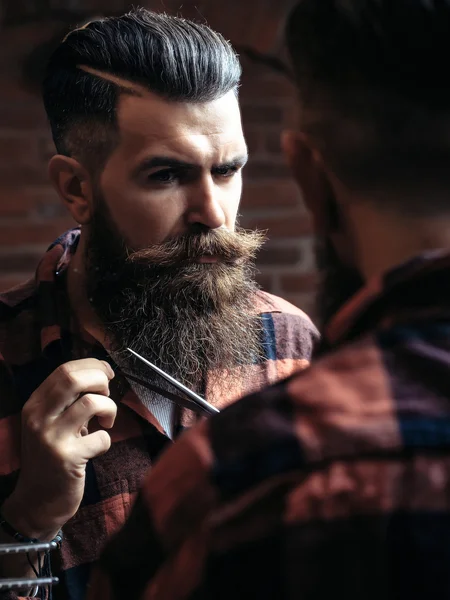 Man hipster cutting beard — Stock Photo, Image