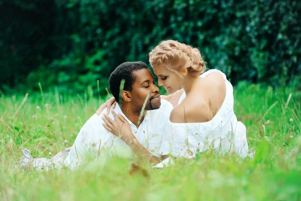 Romantik Çift kucaklama çimenlerin üzerinde — Stok fotoğraf