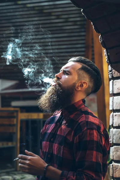成人男性吐き出すタバコの煙 — ストック写真