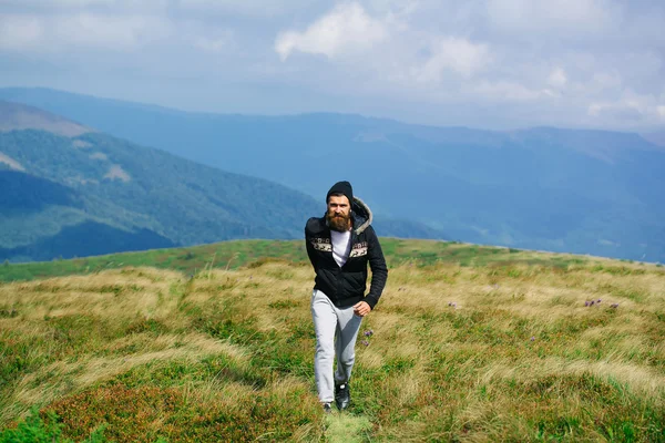 Hombre camina en la cima de la montaña — Foto de Stock