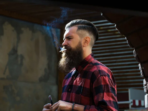 Jovem homem barbudo hipster — Fotografia de Stock