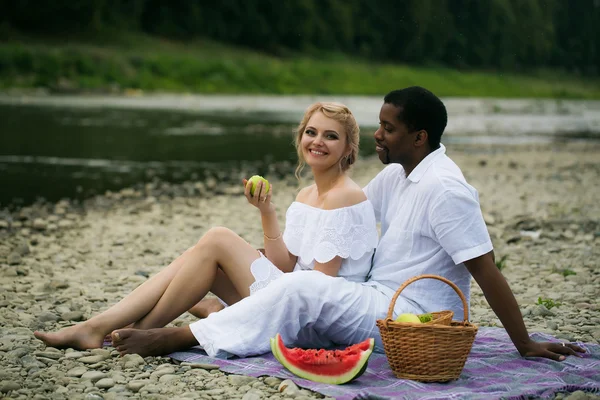 Romantik Çift yaz pikniği — Stok fotoğraf